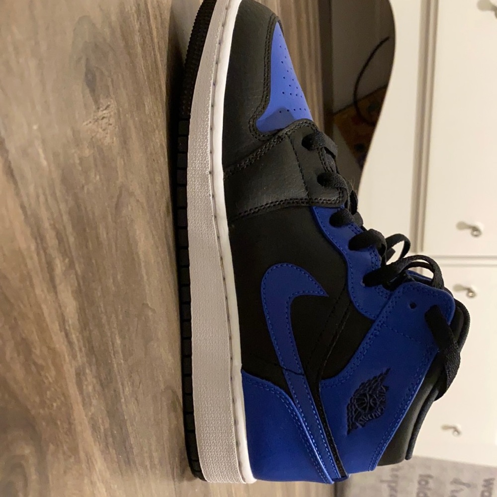 Boys 6Y Air Jordan 1’s Mid Royal Blue
